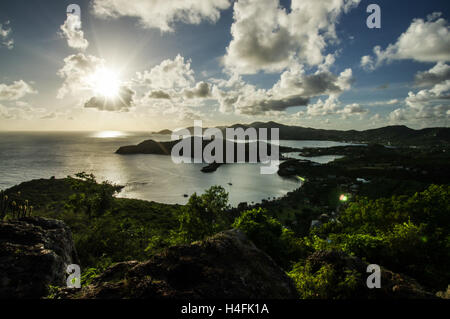 Blick auf den Sonnenuntergang über English Harbour von Shirley Heights Stockfoto