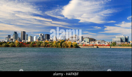 Skyline von Montreal und St. Lawrence River im Herbst, Quebec, Kanada Stockfoto