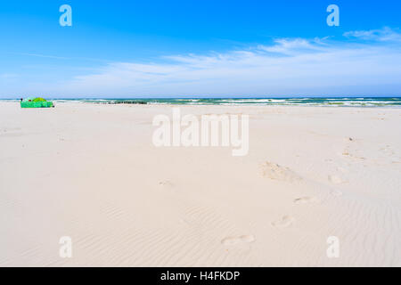 Sandstrand mit Windbreaker in Ferne in Debki Dorf, Ostsee, Polen Stockfoto