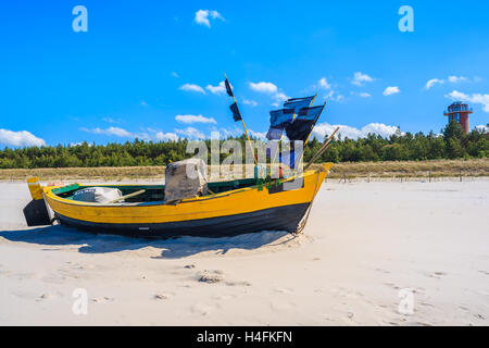 Bunten traditionellen Fischerboot am Sandstrand der Ostsee in Debki, Polen Stockfoto