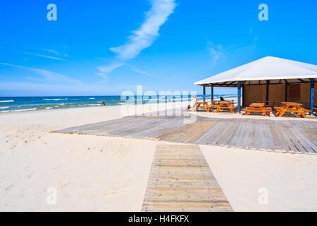 Weg zur Strandbar in Bialogora Küstendorf, Ostsee, Polen Stockfoto