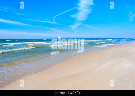 Ein Blick auf Strand und Wellen auf der blauen Ostsee, Lubiatowo Küstendorf, Polen Stockfoto