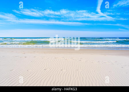 Blick auf Sandstrand und Wellen auf der blauen Ostsee, Bialogora Küstendorf, Polen Stockfoto