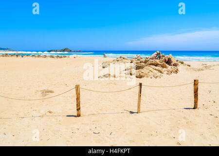 Holzzaun auf idyllischen goldene Su Guideu Sandstrand mit Blick auf azurblaues Meer, Insel Sardinien, Italien Stockfoto