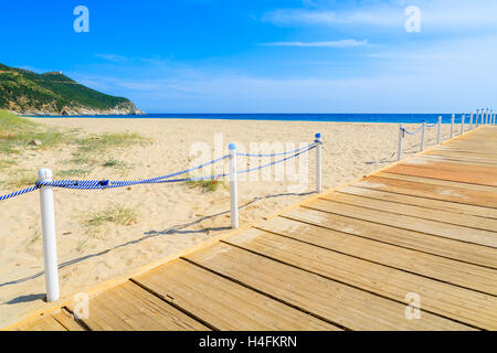 Holzsteg zum Capo Boi sandigen Strand, Insel Sardinien, Italien Stockfoto