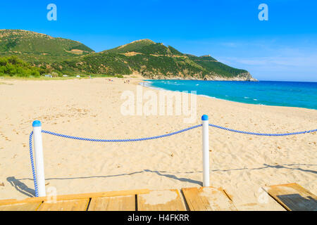 Weiße Pfosten mit einem Seil markieren Weg zum Capo Boi sandigen Strand, Insel Sardinien, Italien Stockfoto