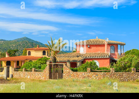 Traditionelle Ferien-Villa befindet sich am Strand von Capo Boi, Insel Sardinien, Italien Stockfoto