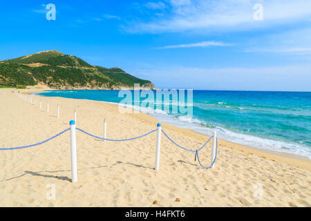 Weiße Pfosten mit einem Seil markieren Weg zum Capo Boi sandigen Strand, Insel Sardinien, Italien Stockfoto
