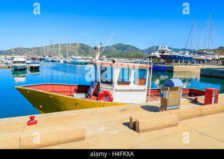 Fischerboot im Hafen von Porto Giunco, Insel Sardinien, Italien Stockfoto