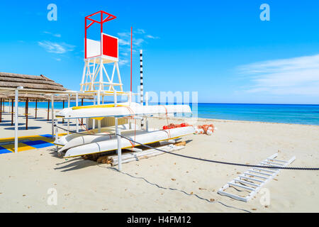 Kajaks und Rettungsschwimmer Turm an Porto Giunco Sandstrand, Insel Sardinien, Italien Stockfoto