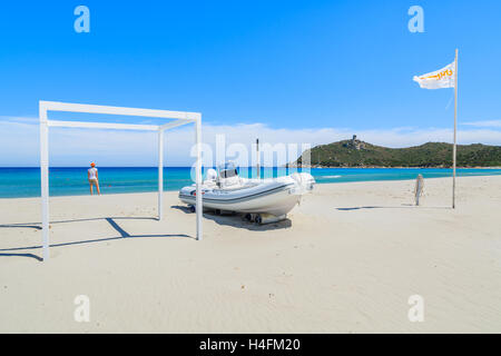 PORTO GIUNCO Strand, Sardinien - 27. Mai 2014: Jolle am Strand von Porto Giunco, Insel Sardinien, Italien. Dieses Gebiet ist im Sommer beliebt bei Sportenthusiasten. Stockfoto