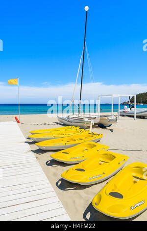 PORTO GIUNCO Strand, Sardinien - 27. Mai 2014: gelb, Kajaks und Katamaran-Boote am Strand von Porto Giunco, Insel Sardinien, Italien Stockfoto