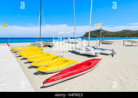 PORTO GIUNCO Strand, Sardinien - 27. Mai 2014: Kajaks und Katamaran-Boote am Strand von Porto Giunco, Insel Sardinien, Italien Stockfoto