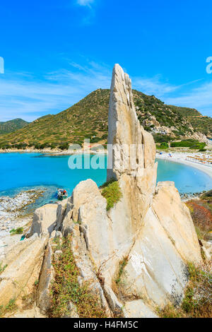 Felsformation oben auf einem Hügel und Blick auf Punta Molentis Bucht mit Strand, Insel Sardinien, Italien Stockfoto