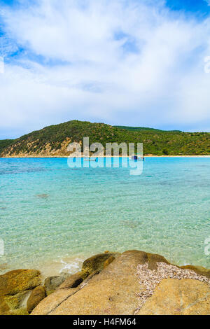 Fischerboot am Meer mit türkisfarbenen Meerwasser, Cala Pira, Insel Sardinien, Italien Stockfoto