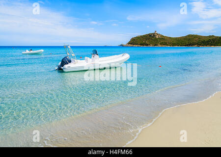 Weißes Boot auf schöne azurblaue Meerwasser von Porto Giunco Bucht, Insel Sardinien, Italien Stockfoto