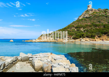 Touristen, Baden im azurblauen Meerwasser am Strand von Porto Giunco, Insel Sardinien, Italien Stockfoto