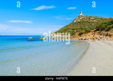 Leerer Strand mit schönen azurblauen Meerwasser von Porto Giunco Bucht, Insel Sardinien, Italien Stockfoto