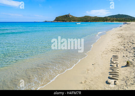 Inschrift Villasimius geschrieben am Sandstrand - Name des Strandes befindet sich in Porto Giunco Bucht, Insel Sardinien, Italien Stockfoto