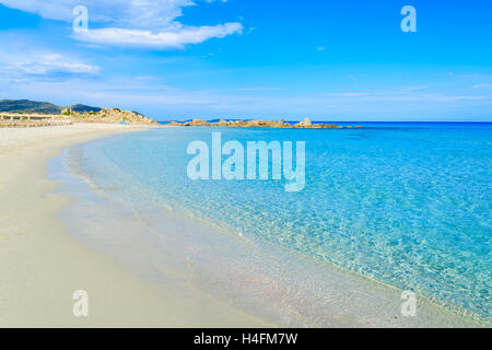 Schönen weißen Sandstrand und azurblaues Meer bei Porto Giunco Bucht, Insel Sardinien, Italien Stockfoto