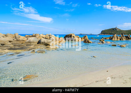 Felsen in flache kristallklare türkisfarbene Meerwasser von Porto Giunco Beach, Insel Sardinien, Italien Stockfoto