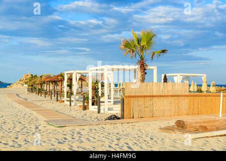 Liegen am Sandstrand von Porto Giunco im warmen Abendlicht, Villasimius, Insel Sardinien, Italien Stockfoto