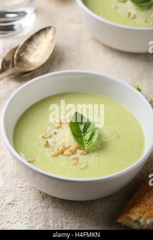 Püree-Suppe in weiße Schüssel essen Nahaufnahme Stockfoto