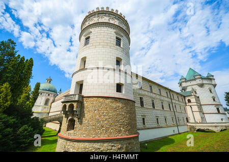 Türme der Burg aus Krasiczyn an sonnigen Sommertag, Polen Stockfoto