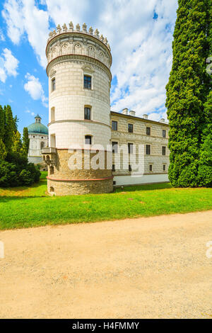 Burgturm in den Gärten von Schloss Krasiczyn an sonnigen Sommertag, Polen Stockfoto