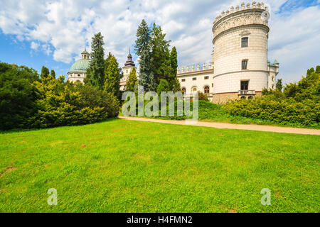 Gärten von Schloss Krasiczyn an sonnigen Sommertag, Polen Stockfoto