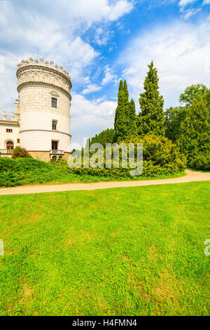 Burgturm in den Gärten von Schloss Krasiczyn an sonnigen Sommertag, Polen Stockfoto