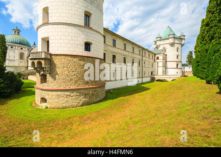 Schöne Krasiczyn Schlossturm in einem Park am sonnigen Sommertag, Polen Stockfoto