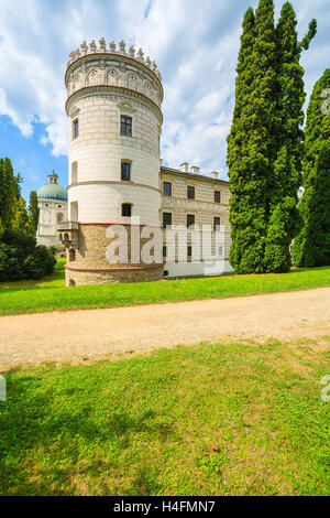 Schöne Krasiczyn Schlossturm in einem Park am sonnigen Sommertag, Polen Stockfoto