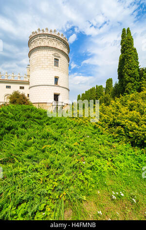 Gärten von Schloss Krasiczyn an sonnigen Sommertag, Polen Stockfoto