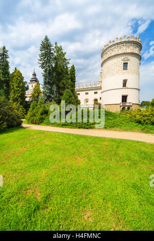 Gärten von Schloss Krasiczyn an sonnigen Sommertag, Polen Stockfoto