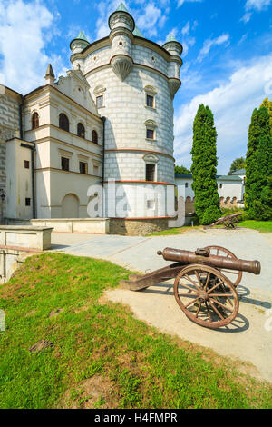 Schöne Krasiczyn Schlossturm an sonnigen Sommertag, Polen Stockfoto