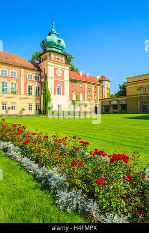 Rote Rosen im Garten von Schloss Łańcut an sonnigen Sommertag, Polen Stockfoto