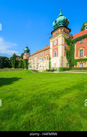 Grünen Rasen im Garten von Schloss Łańcut an sonnigen Sommertag, Polen Stockfoto