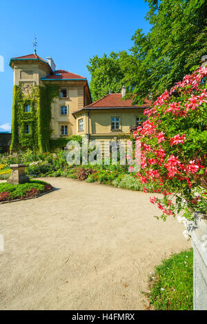 Blumen in den Gärten von Schloss Łańcut an sonnigen Sommertag, Polen Stockfoto