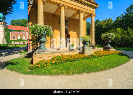 Historisches Gebäude in den Gärten von Schloss Łańcut an sonnigen Sommertag, Polen Stockfoto