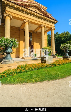 Historisches Gebäude in den Gärten von Schloss Łańcut an sonnigen Sommertag, Polen Stockfoto