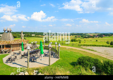 JERZMANOWICE Dorf, Polen - 9. August 2014: Blick auf ein Restaurant in der Nähe von Krakau an sonnigen Sommertag, Polen. Ländliche Gebiete sind beliebt für ein Essen am Wochenende bei den Polen. Stockfoto