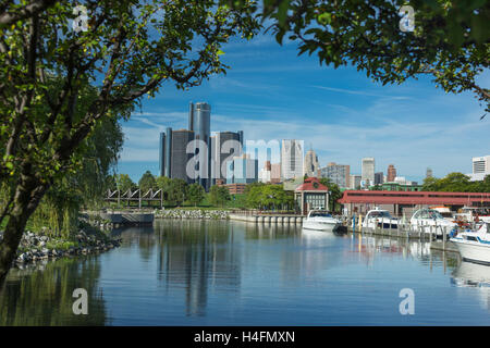 SKYLINE VON DOWNTOWN DETROIT AUS WILLIAM MILLIKEN STATE PARK DETROIT FLUß MICHIGAN USA Stockfoto