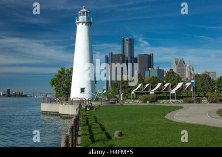 SKYLINE VON DOWNTOWN DETROIT AUS LEUCHTTURM WILLIAM MILLIKEN STATE PARK DETROIT FLUß MICHIGAN USA Stockfoto