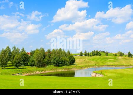 PACZULTOWICE GOLF CLUB, Polen - 9. August 2014: See am Golfplatz grünen Spielplatz an sonnigen Sommertag. Golfen ist immer ein beliebter Sport bei wohlhabenden Menschen aus Krakau. Stockfoto