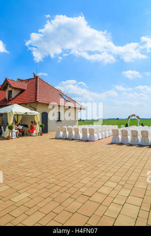 PACZULTOWICE GOLF CLUB, Polen - 9. August 2014: Orchester spielt Musik und bereitet sich auf Jäten Zeremonie in einem Golfclub mit weißen Stühlen Setup, Polen. Stockfoto