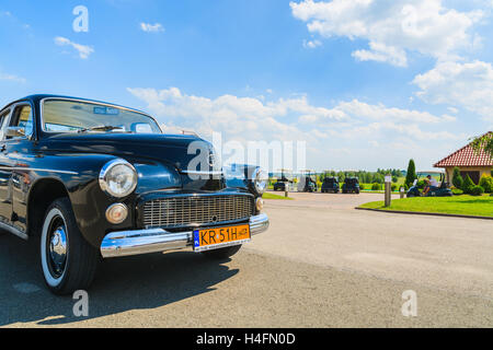 PACZULTOWICE GOLF CLUB, Polen - 9. August 2014: alte klassische Parkhäuser auf Straße in Paczultowice Golf Club. Oldtimer sind beliebt, um Menschen zum Jäten Zeremonie. Stockfoto