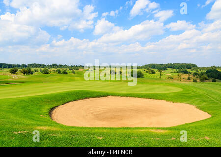 PACZULTOWICE GOLF CLUB, Polen - 9. August 2014: Golfplatz Green spielen in Paczultowice Ortschaft an sonnigen Sommertag, Polen. Golfen ist immer ein beliebter Sport bei wohlhabenden Menschen aus Krakau. Stockfoto