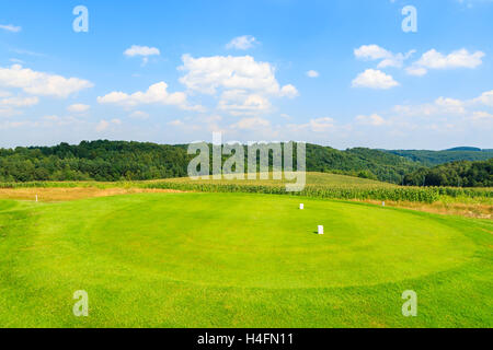 PACZULTOWICE GOLF CLUB, Polen - 9. August 2014: Golfplatz Green spielen in Paczultowice Ortschaft an sonnigen Sommertag, Polen. Golfen ist immer ein beliebter Sport bei wohlhabenden Menschen aus Krakau. Stockfoto