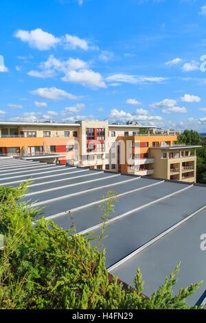 Blick von Terrasse aus New City Apartment mit schönen Wolken am blauen Himmel, Krakau, Polen Stockfoto